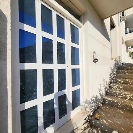 Sea-view Flat With Swimming Pool דירה